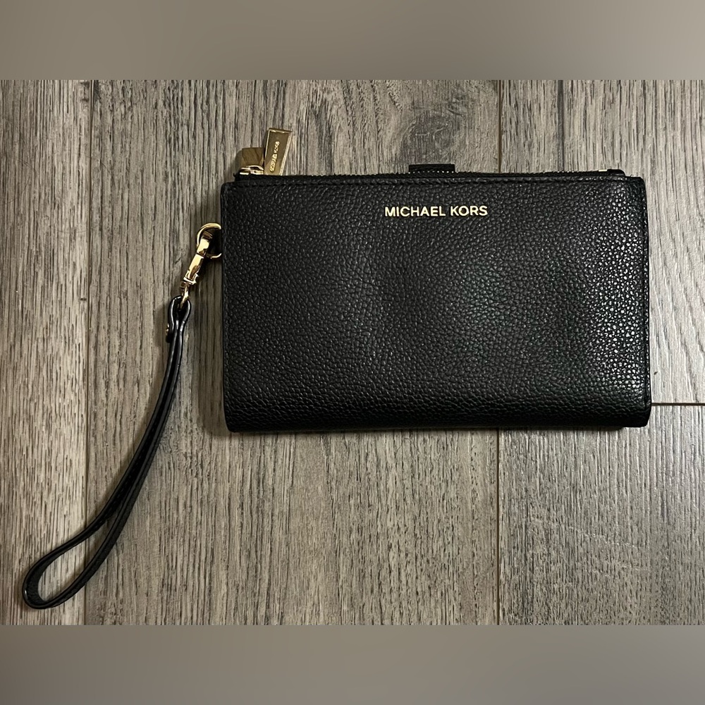 MICHAEL KORS
Smartphone wallet Adele
Color label BLACK